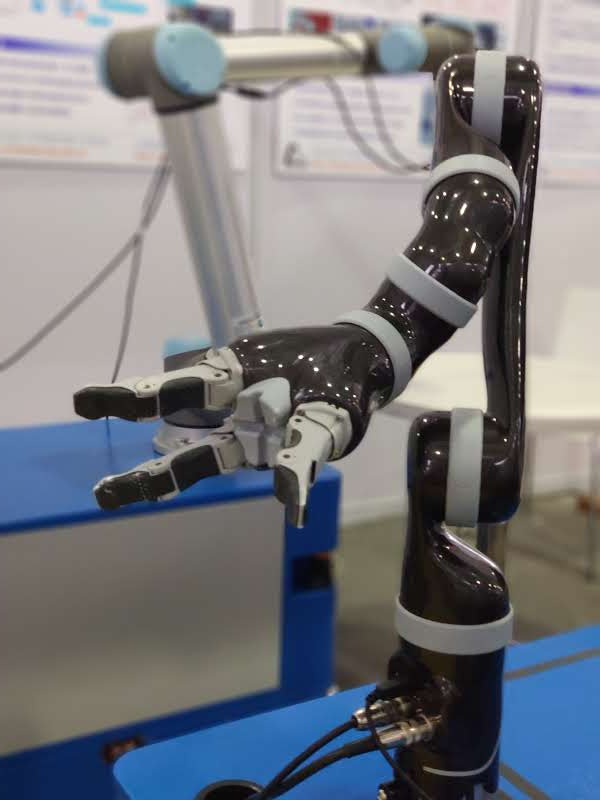 Robotic hand for surgery with 5G