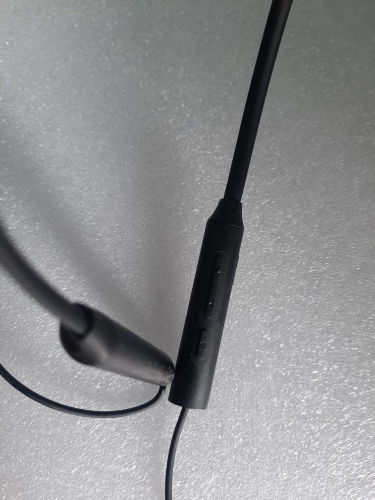redmi-sonicbass-wireless-earphone-buttons