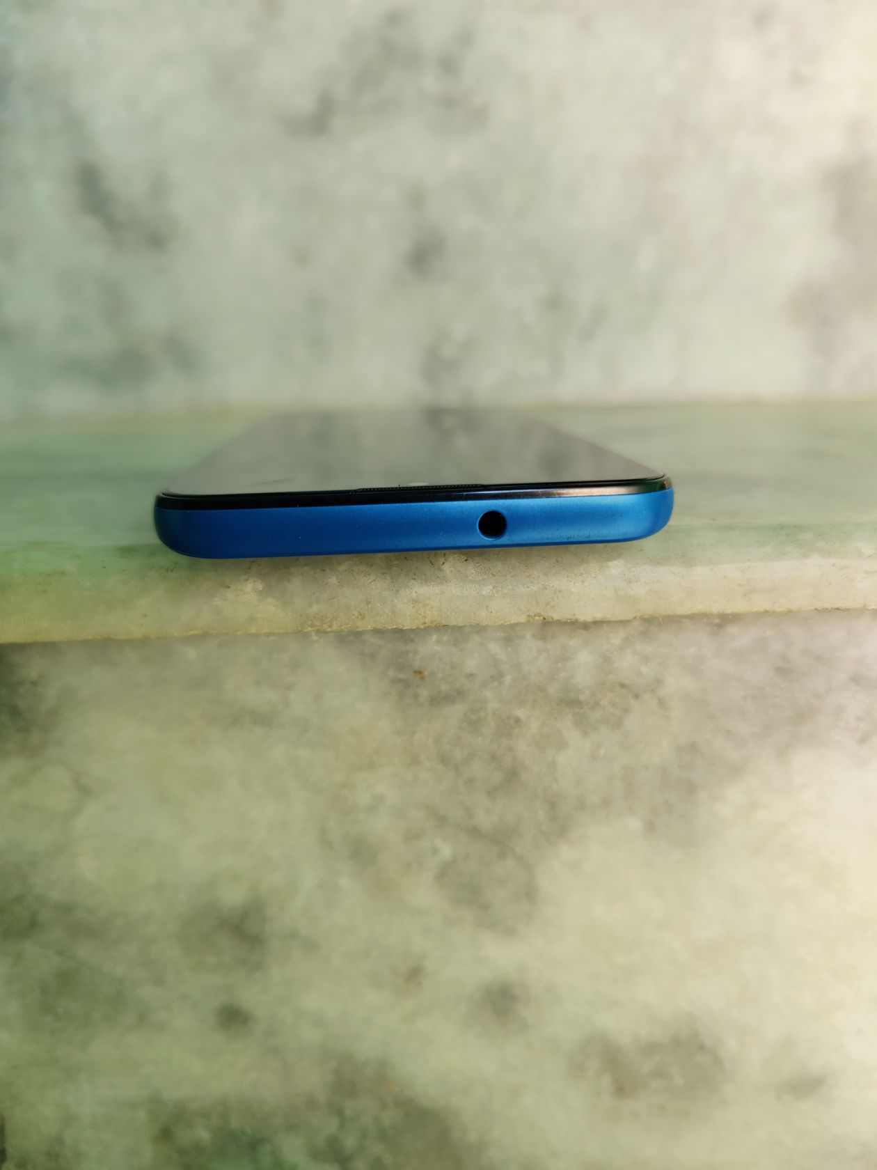motorola-moto-e7-plus-review-top-edge