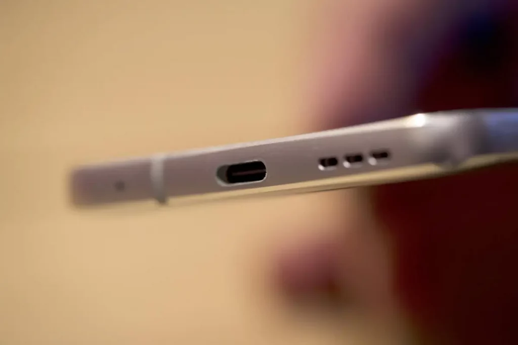 Apple to use USB-C cables on iphones  after EU legislation