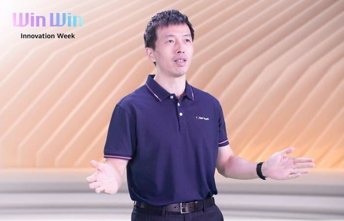 Peng Song, President of Huawei Carrier BG Marketing & Solution Sales Dept. speaking at the Carrier Cloud Transformation Summit during Win-Win·Huawei Innovation Week