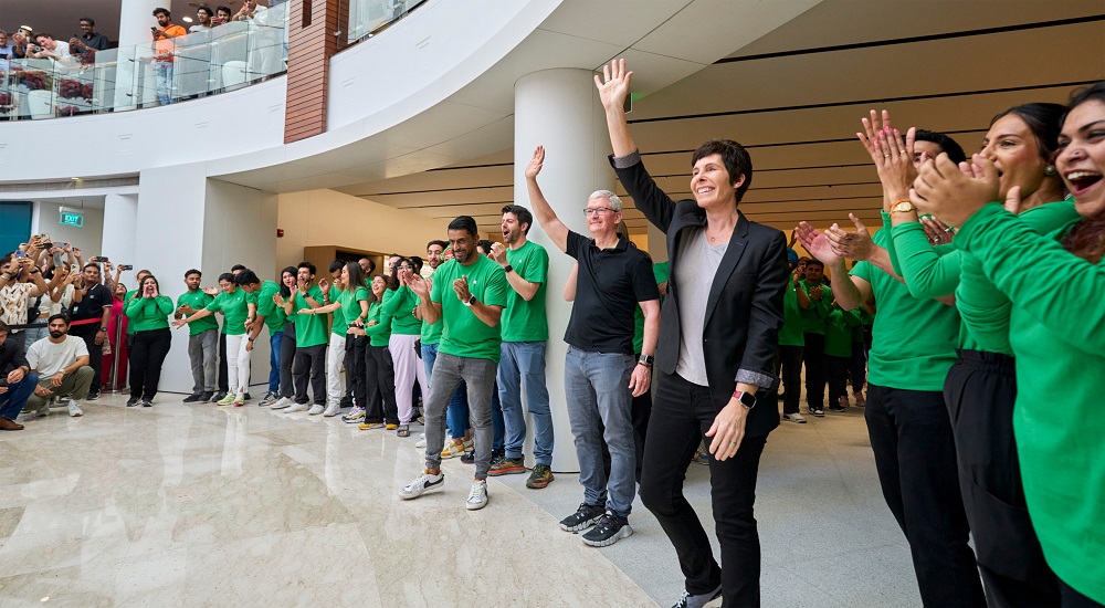 apple saket store delhi tim cook.